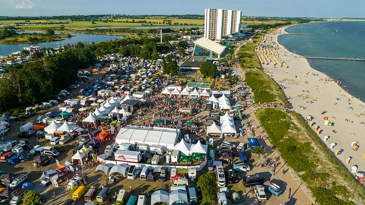 Beim Midsummer Bulli Festival werden alte und neue Bulli-Modelle zur Schau gestellt © Timothy Cowen Mothy Media