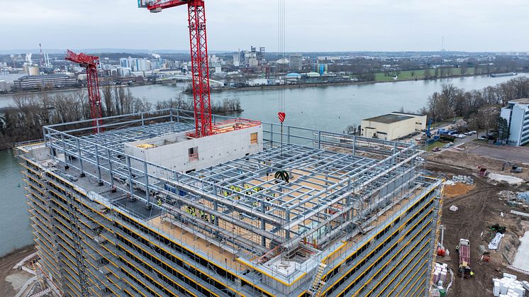 Photo from the topping-out ceremony at the FRA-Mainz data center in Frankfurt