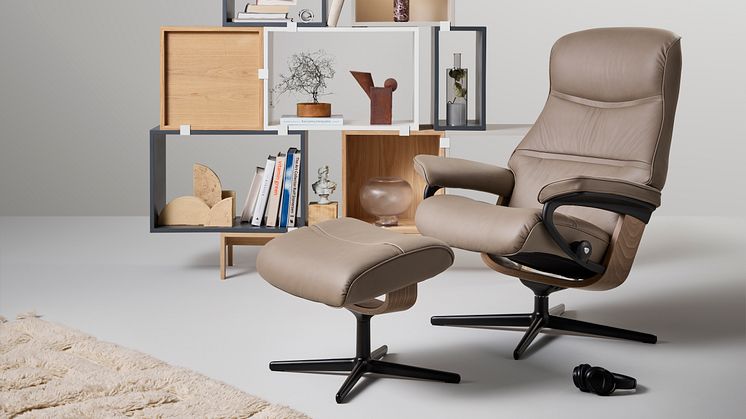Stressless Philip has signature stitching details and extra cushioning to enhance the lumbar and neck support.