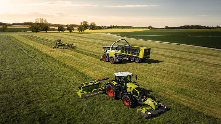 På Græsland 2025 demonstrerer Danish Agro Machinery et stærkt setup af maskiner og digitale løsninger fra CLAAS, Agxeed og Fliegl – med fokus på hele foderkæden, fra skårlægning til læsning.