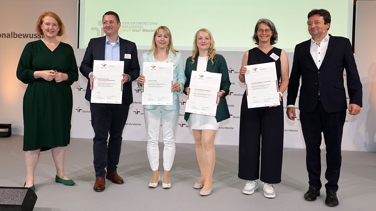 Bettina von Falck (2. v. r.) nimmt das Zertifikat aus den Händen von Bundesfamilienministerin Lisa Paus und Oliver Schmitz entgegen; Quelle: Jens Schicke / berufundfamilie Service GmbH