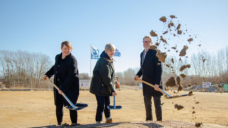 Katrin Stjernfeldt Jammeh, kommunstyrelsens ordförande, Kerstin Peterson–Brodda, tidigare ordförande för Skånska Travsällskapet, och nuvarande ordföranden Björn Bergman tog det första, historiska, spadtaget. Foto: Josefin Widell Hultgren 