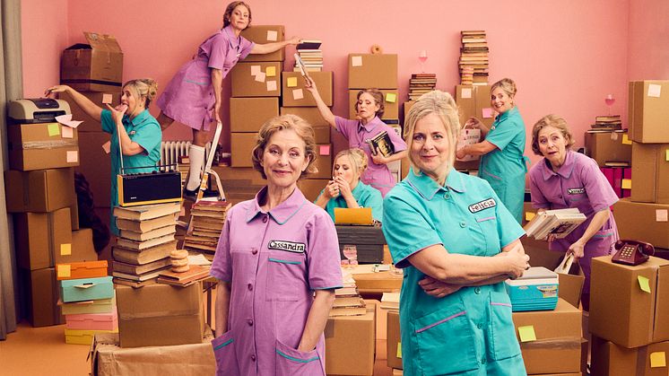 Helen Sjöholm och Gunilla Backman turnerar med pocketmusikalen "Nån måste göra det" – regi av Sissela Kyle
