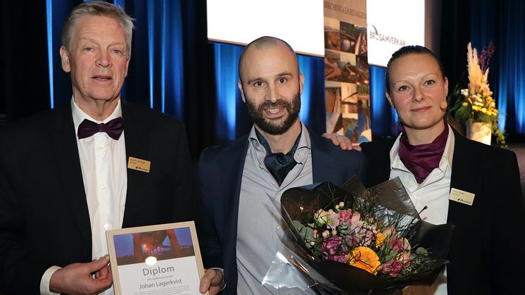 Årets Brobyggare 2024 är Johan Lagerkvist, här flankerad av Martin Laninge, ordförande i Brosamverkan, och Anna Teike, juryns ordförande. Bild: Gösta Löfström