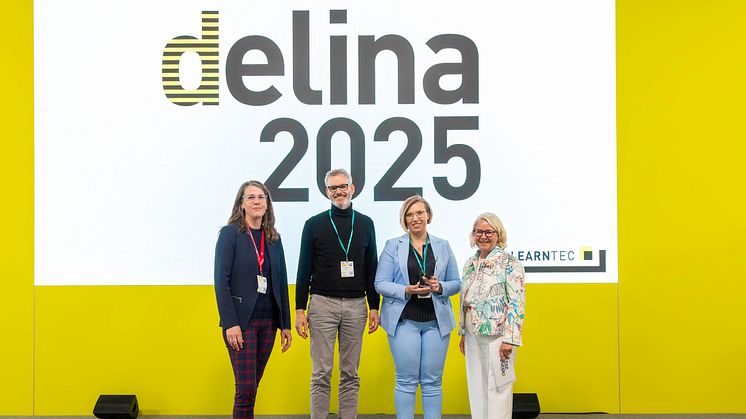 Anne Dederer (links) und Sünne Eichler (rechts) übergeben Dr. Ekkehard Thümler und Victoria Greening von Tutoring for All den delina-Innovationspreis. / Foto: Messe Karlsruhe / Jürgen Rösner 