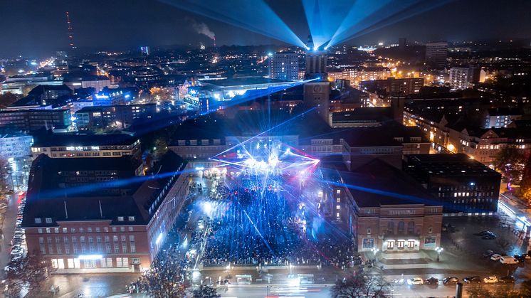 Die Licht- und Lasershow auf dem Rathausplatz in einer der Höhepunkte entlang der Großen Lichterroute beim Kieler Lichtermeer