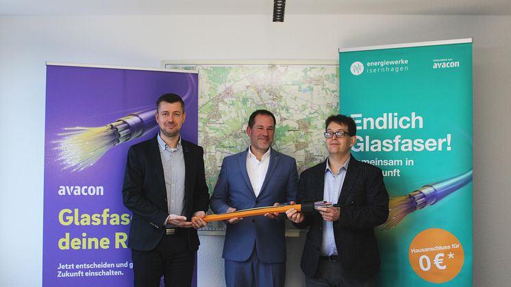  v.l.: Matthias Belz (Vertriebsleiter Privatkunden Avacon Connect, Tim Mithöfer (Bürgermeister Gemeinde Isernhagen) und Marcel Haak (Geschäftsführer Energiewerke Isernhagen). 
