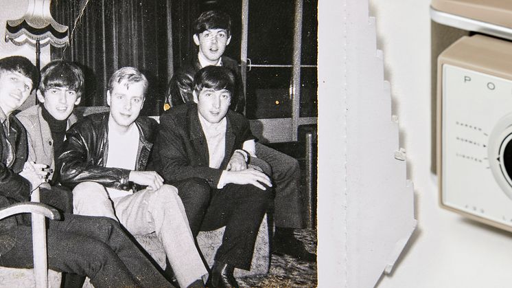En unik polaroidbild av Beatles tillsammans med Klas Burling. Även kameran med vilken bilden togs auktioneras nu ut. 