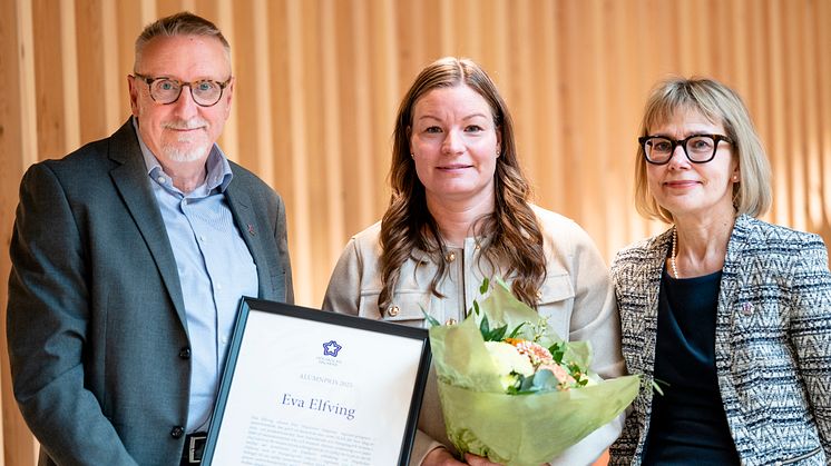 Från vänster: Jörgen Elbe, Rektor, Eva Elfving, årets alumn, Maria Jansdotter Samuelsson, Prorektor