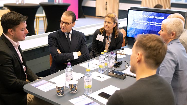Prins Daniel och studenten Addilh Skarhed.jpg