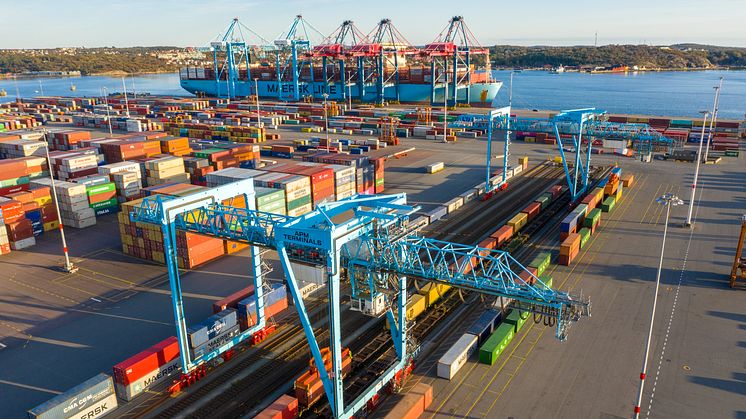 The freight trains from Umeå will be arrive directly into APM Terminal's container terminal in the Port of Gothenburg, where the goods can be quickly reloaded onto ocean going ships. Photo: Gothenburg Port Authority.