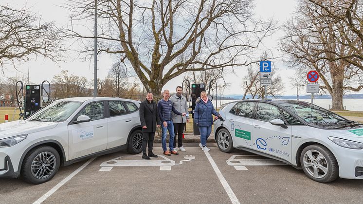 Von links: Bauamtsleiter Oliver Gerweck, Andreas Bayer und Rossen Schechredski (LEW) und 2. Bürgermeisterin Christina Reich vor den neuen Ladestationen auf dem Parkplatz an der Rieder Straße