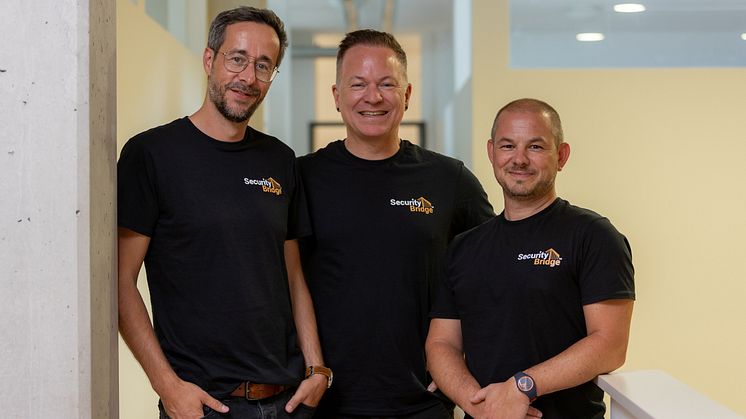 Die Firmengründer Christoph Nagy (l) und Ivan Mans (r) mit Advisory Board Member Markus Schumacher. Bild SecurityBridge