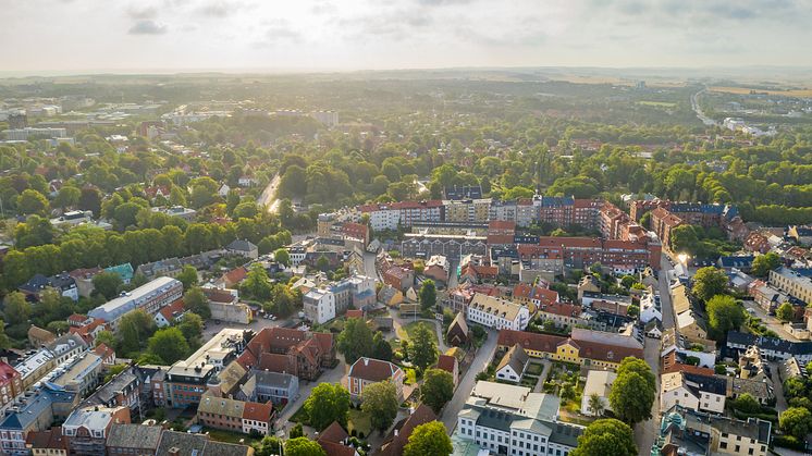 Översiktsbild med Lunds tätort i förgrunden och landsbygd i bakgrunden. 