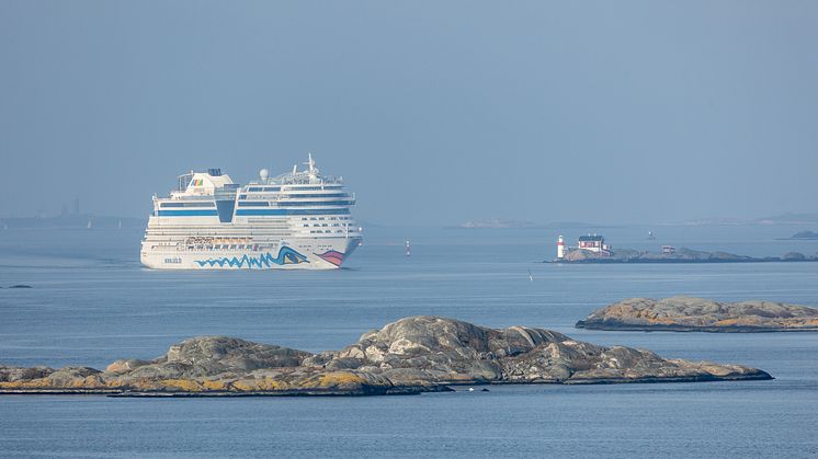 The first cruise ship of the year, AIDAmar, just about to enter the Port of Gothenburg area this morning. Photo: The Port of Gothenburg.