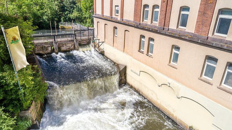 Im Geschäftsjahr 2023 erzeugte Neudorff 545 Megawattstunden Strom in Eigenleistung. Die Turbine am Verwaltungsgebäude in Emmerthal – einer ehemaligen Mühle – trug mit circa 450 Megawattstunden Strom dazu bei.