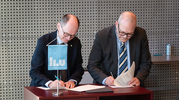 LiU:s rektor Jan-Ingvar Jönsson och VD Hans Holmström på Siemens Energy AB skriver under ett avtal om strategiskt partnerskap. Fotograf: Magnus Johansson.