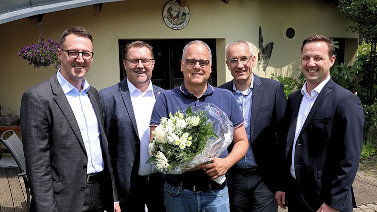 (v.l.) Dalibor Dreznjak, Geschäftsführer und Thomas Schulz, Vertriebsleiter von WOBCOM, Marco Meiners, erster Kunde der Kooperation, Kai Scholz, Business Director Wholesale und Benedikt Brandau, Leiter Wholesale von Deutsche Glasfaser. (WOBCOM)