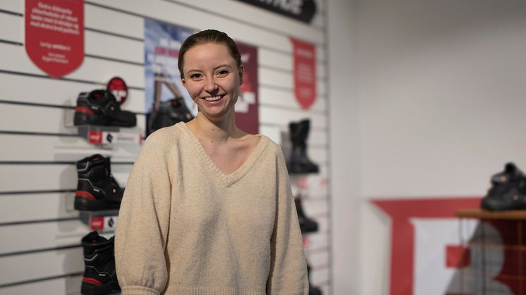 Nathalie Dahl Knudsen er i dag 23 år. Efter en barndom og ungdom præget af forældrenes alkoholmisbrug og senere død var hun på kanten til et liv på bunden af samfundet. I dag har hun vendt hele sit liv på hoved og har fast arbejde hos Sika Footwear. 