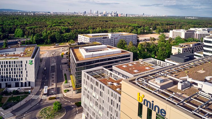 Blick über den Stadtpark auf die Frankfurter Skyline und die Arena.