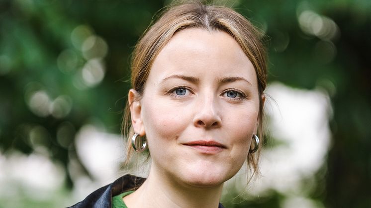 Debutant Marie Kinge får mye ros og heder for sin originale og solide debutroman. (Foto: Lina Hindrum / Cappelen Damm)