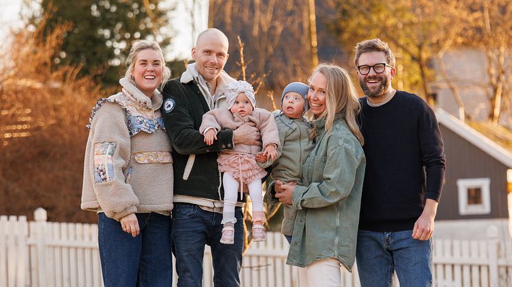 Martine og Bjørn Einar Romøren med datteren Pippi, og Jorunn og Stefan Heggelund med sønnen Noel