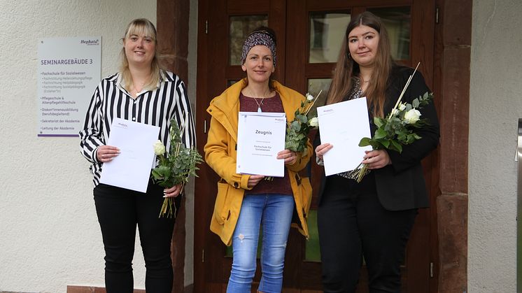 Freuen sich über die bestandene Prüfung zur staatlich anerkannten Erzieherin bzw. Heilerziehungspflegerin (HEP): Karina Schmidt, Nadine Hodges und Tammy Grein.