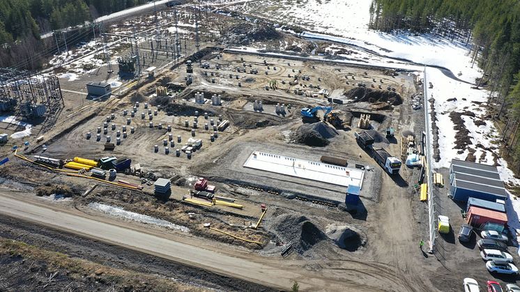 Den nya fördelningsstationen till höger i bild, den gamla stationen till vänster rivs och marken återställs efter att den nya tagits i drift.