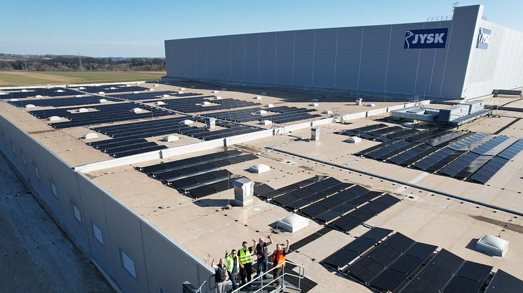 Solarmodule produzieren Strom für die Logistikzentren von JYSK