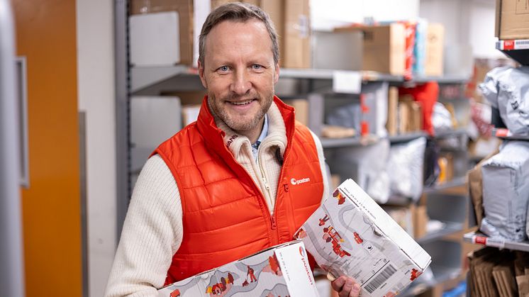 HUSK FRISTEN: – Allerede denne uka går de første sendingsfristene for julepost til utlandet ut, sier kommunikasjonsdirektør Kenneth Tjønndal Pettersen i Posten Bring. Foto: Posten Bring