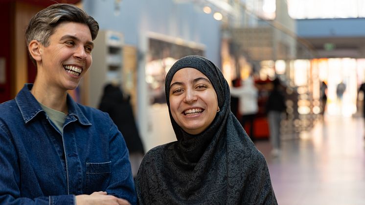 Projektledaren Madde Lundin och Miriam Saidi, en av de unga arrangörerna, ser fram emot Angereds bokmässa den 9–10 maj. Foto: Julia Åhall