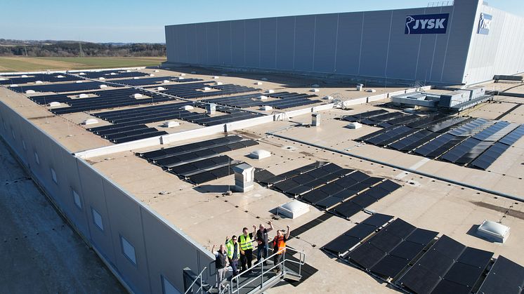 Zonnepanelen op het distributiecentrum van JYSK in Kammlach (Duitsland).