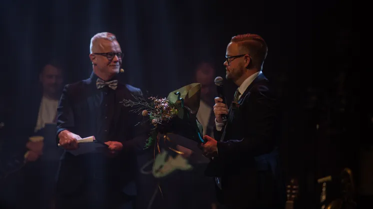En festlig bild på prisutdelare och pristagare Johan Jönsson som blev Årets Hässleholmare 2025. 
