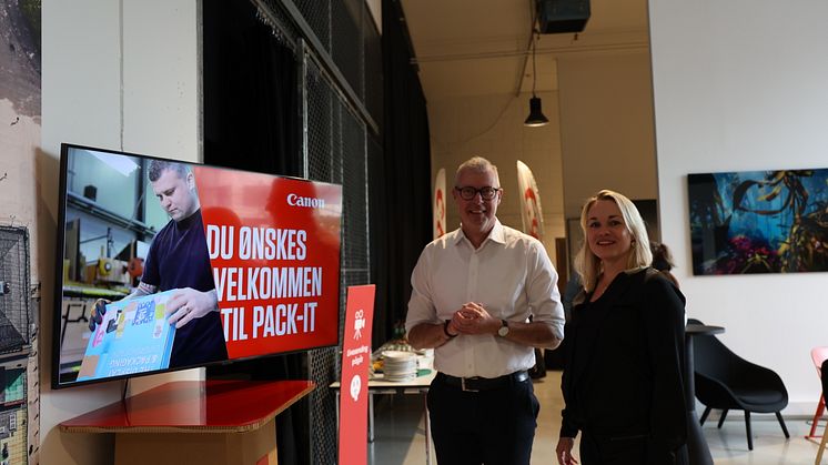 Daniel Stålhammar, daglig leder for Smurfit Westrock sin On Well-enhet i Helsingborg og Christin Faukland Martinsen, daglig leder og medeier i Moltzau Packaging ønsket velkommen til Pack-It