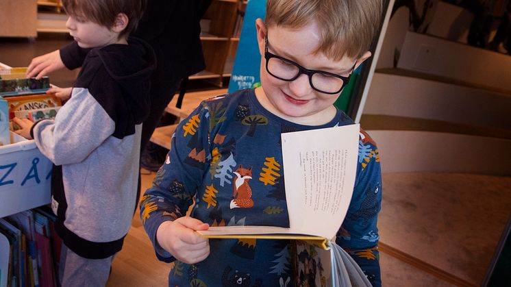 Göteborgs kommunala grundskolor ska tillsammans köpa in cirka 48 000 böcker. 