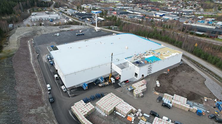 Precis söder om E4 fann Biltema rätt tomt för sitt nya varuhus i Örnsköldsvik.  Bild: Biltema 