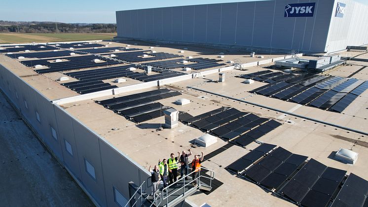 Torsdag 6. marts blev forbindelsen tilsluttet til de nyligt installerede solceller på JYSKs distributionscenter i Kammlach i det sydlige Tyskland.