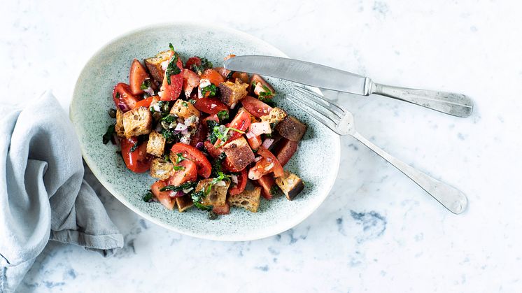 Panzanellasalat med fuldkornsbrød