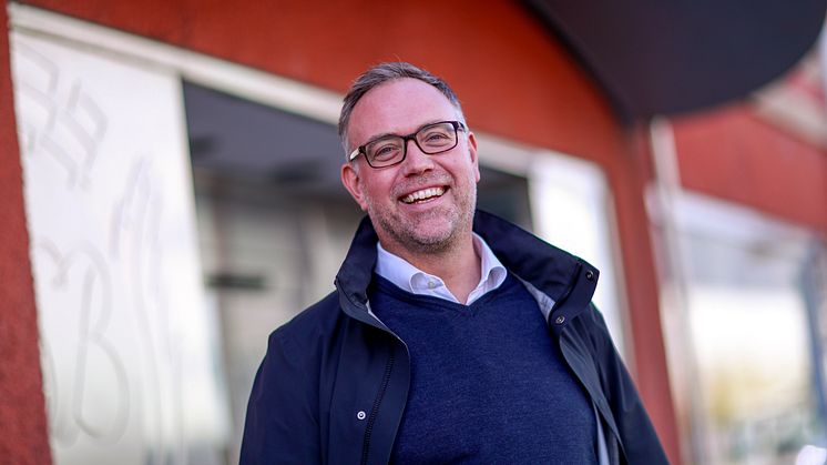Ett porträtt på Anders Hedström, stående utanför HSB Norrs kontor i Luleå.