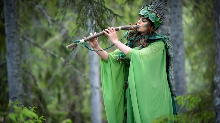 Skogsdryaden Naturia försvarar naturen precis som Naturskyddsföreningen.