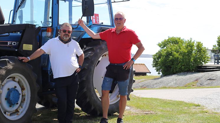 Sollids Camping på västra Orust – här trivs både folk och maskiner – och en blå Ford 4610 från 1988 håller campingen i topp