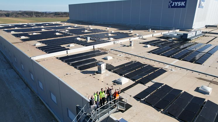 Sonnenkollektoren erzeugen Strom für die Vertriebszentren von JYSK