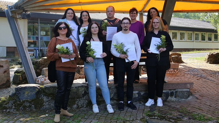 Sieben Altenpflegehelfer*innen der Hephata-Akademie für soziale Berufe haben ihre Prüfung zur staatlichen Anerkennung erfolgreich abgelegt. Alle Namen von links nach rechts finden sie in der Bildbeschreibung am Ende des Haupttextes.