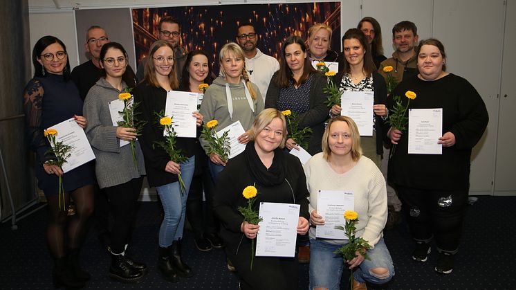 Dieses Foto zeigt eine von zwei Gruppen, die die Weiterbildung zum/zur Praxisanleiter*in erfolgreich absolviert haben. Alle Namen von links nach rechts sowie das Foto der zweiten Gruppe finden Sie am Ende des Beitrags.