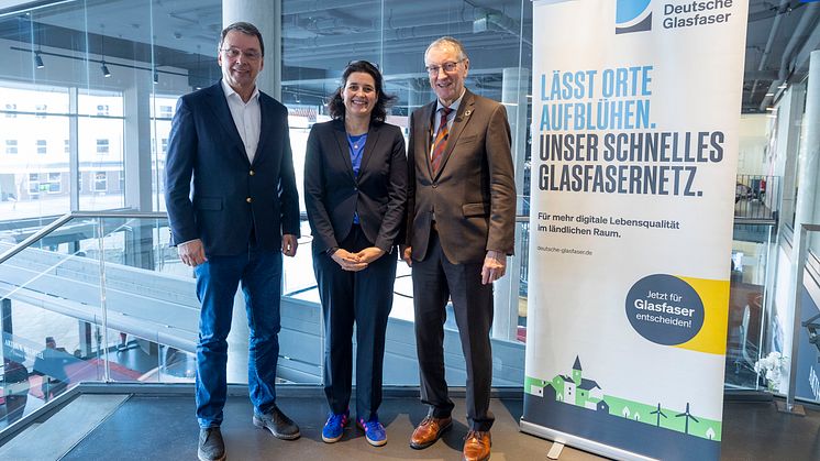 v.l.n.r.: Hans-Jürgen Bahde, Breitbandbeauftragte der Region und Geschäftsführer der Gigabit Region Stuttgart GmbH (GRS), Anja Genetsch, Bereichsleiterin Kommunale Kooperationen Deutsche Glasfaser und Landrat des Kreis Böblingen Roland Bernhard 