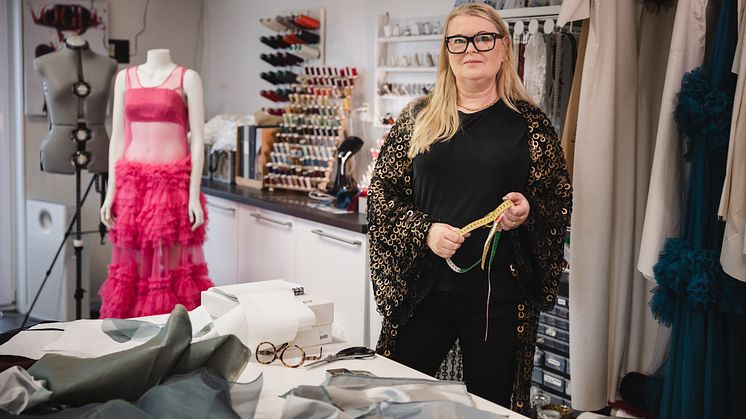 Sofia Corneskog är känd för sina fantastiska tyllkreationer och beskriver sin design som glamorös, lekfull och voluminös. (klänningen på bilden är inte Sonjas)