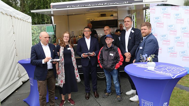 Manfred Pentz (links) und Boris Rhein (3.v.l.) versprachen Marieke Weißmüller (Bioland) und Ottmar Müller, Thomas Schmidt, Johannes Fuhr und Jonas Müller von Hephata, sich für den Erhalt von Werkstätten für Menschen mit Behinderung einzusetzen.