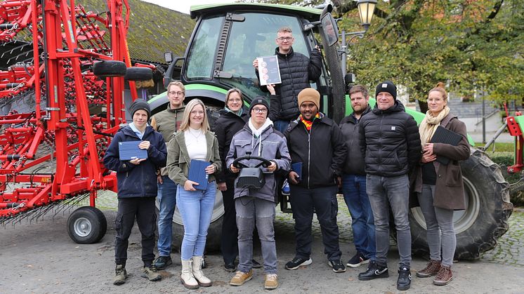 Preisverleihung auf dem Hofgut Richerode (v.l.): Jonas Weber, Lorenz Margraf, Kim Bauer, Carolin Pauly, Florian Schlemme, Jonas Bornmann, Hassan Baom, Jonas Müller (Betriebsleiter Richerode), Sascha Gömpel und Kerstin Seeger.