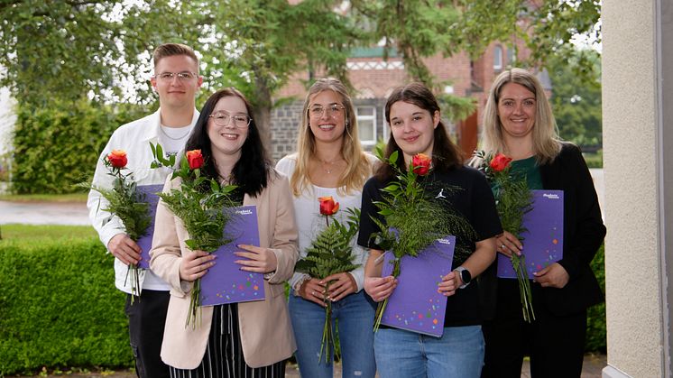 Freuen sich bei der gemeinsamen Zeugnisübergabe über den Abschluss ihrer kaufmännischen Ausbildung bei der Hephata Diakonie: Lukas Morsch, Luisa Süss, Lara Knieling, Katharina Mötz, Tina Haber.