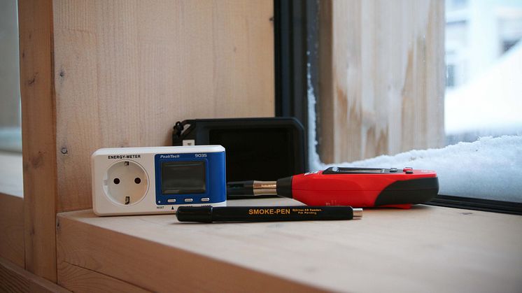 Energiväskan innehåller fyra mätverktyg som du kan använda för att upptäcka energitjuvar i din bostad. Foto: Skellefteå kommun. 